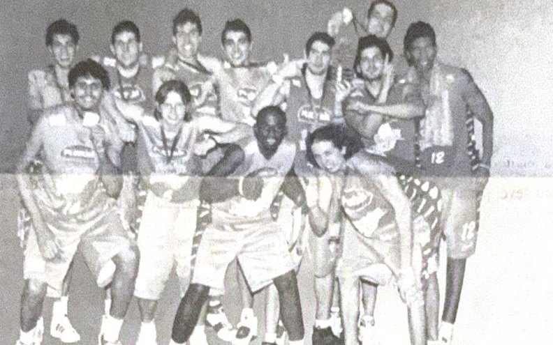 Jogadores abraçados comemorando em foto de jornal em preto e branco