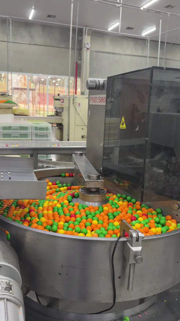 Drageados em produção na fábrica da Sukest, em Agudos